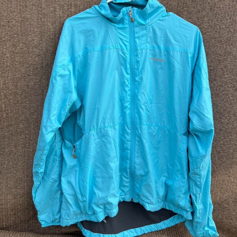 Patagonia women's sz L lightweight windbreaker jacket in aqua blue